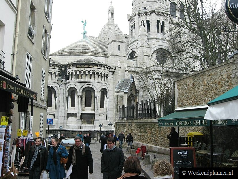In de kleine straatjes rond de Sacré-Coeur lijkt de tijd te hebben stilgestaan. Er zijn echter wel veel toeristen.