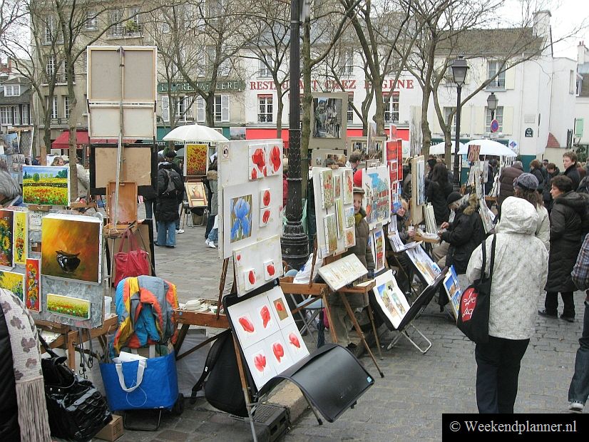 De Place du Tertre is het oude dorpsplein van Montmartre. Hier zijn schilders bezig en als je wilt kun je een silhouet laten knippen.Tips:  Foto's van Place du Tertre.