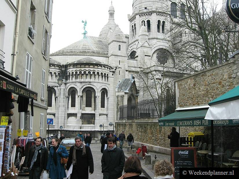 Het plein is gemakkelijk te vinden want het ligt slechts een paar honderd meter van de Sacré-Coeur op de heuvel van Montmartre.Foto's van Montmartre..