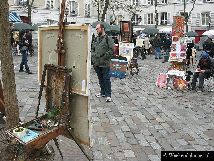 Zelfs in de winter of als het regent is er op de markt nog veel te zien. Deze foto is nog uit 2009. Toen waren de terrasjes op het midden van het plein er nog niet.