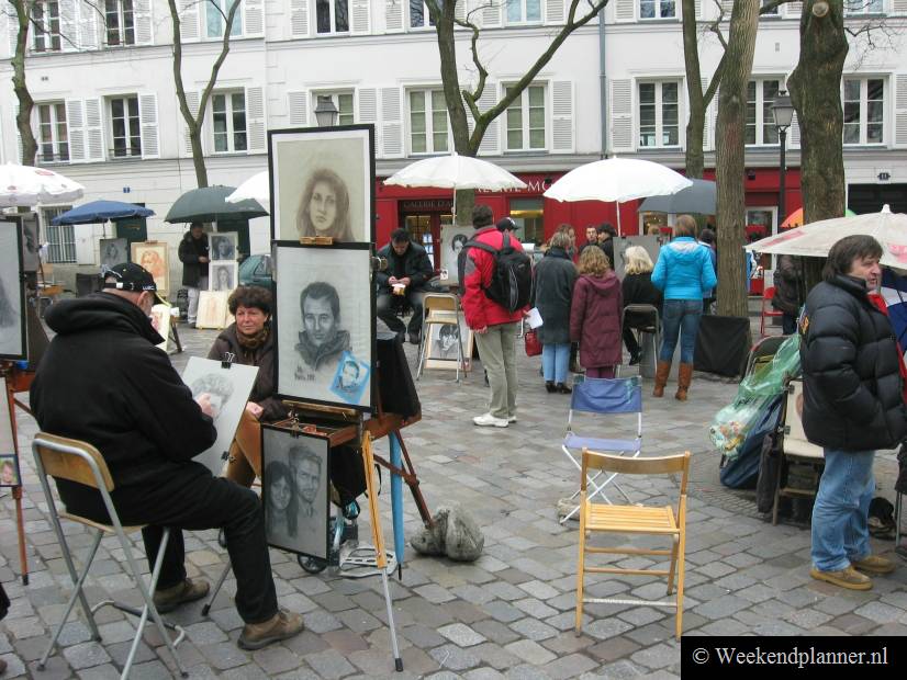 Op de Place du Tertre zie je schilders, portrettekenaars en silhouetknippers aan het werk. Als je zelf iets wilt laten maken moet je eerst een vaste prijs afspreken. Je wilt immers geen verrassingen als je portret al gemaakt is.
