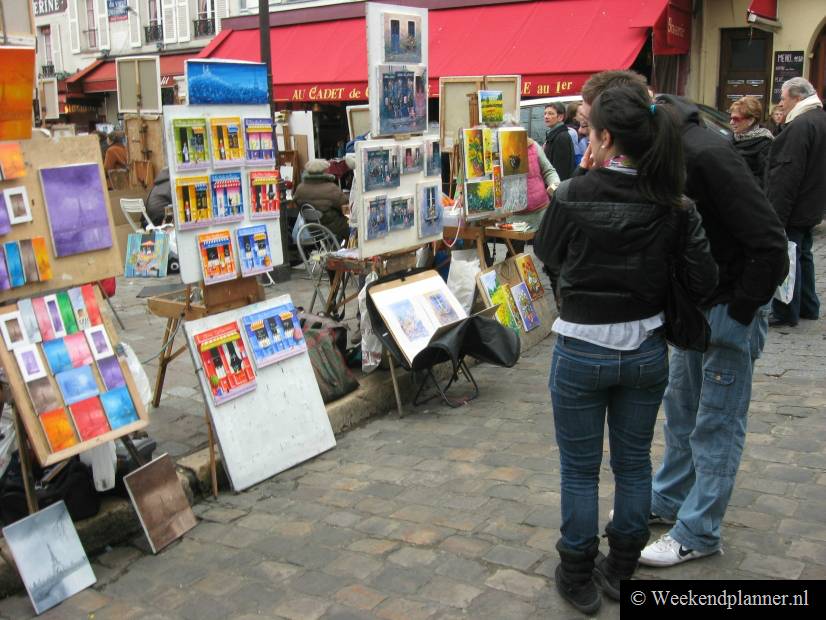 Op het plein Place du Tertre in Montmartre is er iedere dag een kunstenaarsmarkt. De schilders maken speciaal voor toeristen hun schilderijen.Tips: Een weekend in Montmartre..