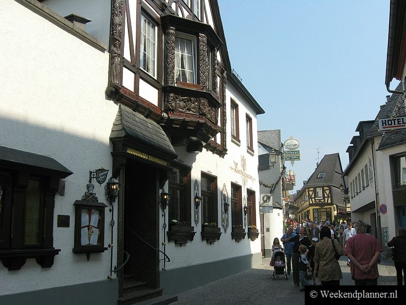 In het centrum van Rüdesheim zijn nog veel middeleeuwse gebouwen te vinden. Op de foto zie je een wijnkelder waar je de lokale wijn Riesling kunt drinken.Tip:  Een weekend in Rüdesheim.