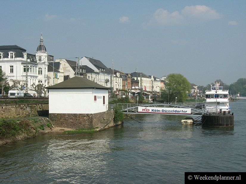 De meeste veerboten vertrekken vanaf een aanlegplaats bij het centrum van het dorp of stad. Reserveren is niet nodig. Informeer van te voren wel of er nog een veerboot terug gaat.