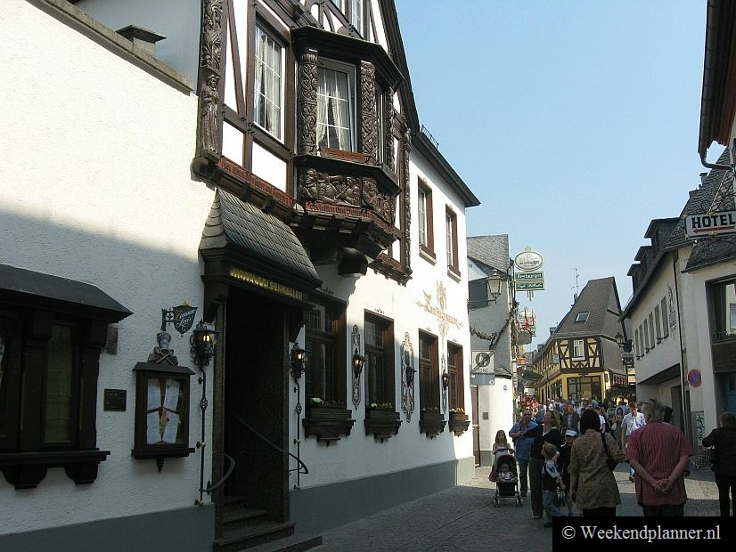 De kleine stad Rüdesheim am Rhein maakt deel uit van het UNESCO werelderfgoed Middenrijndal. Op de rotsachtige hellingen van dit 65 kilometer lange Rijndal staan talloze kastelen en ook de rots Loreley is hier.  Foto's van de Lorelei.