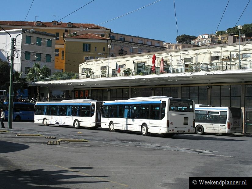 Dit is het busstation in het centrum van San Remo. Op de achtergrond ligt het driesterrenhotel Hotel Globo.