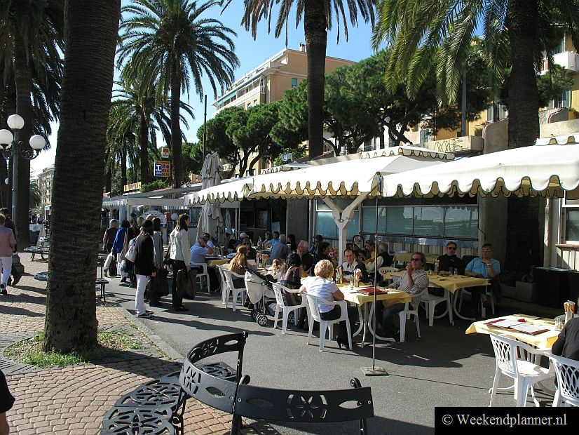 In de haven van San Remo kun je op een terrasje zitten en genieten van het weer en de zee.Tip:  Leuke badplaatsen aan de Italiaanse Rivièra.