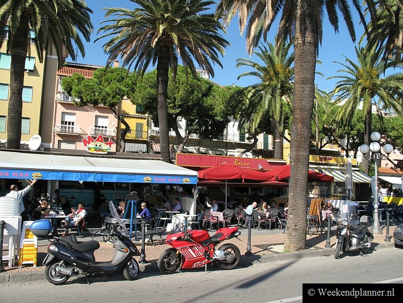 San Remo (Italiaans= Sanremo) was in het begin van de vorige eeuw een chique badplaats maar tegenwoordig is het gewoon een mooie badplaats aan de Italiaanse Rivièra. 