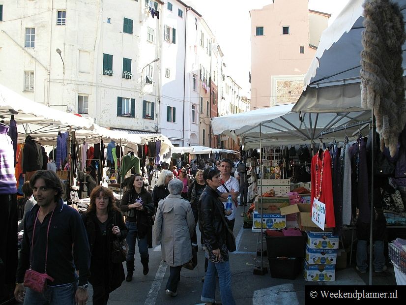 Op het plein Piazza Eroi Sanremesi is op dinsdagochtend en zaterdagochtend tot 13:00 uur een markt. Behalve op zondag is er in de markthal op het plein iedere ochtend een groentemarkt.
