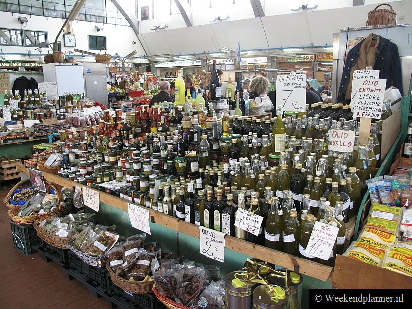 De groente- en fruitmarkt in de markthal op de Piazza Eroi Sanremesi. Deze markt ligt aan de rand van de oude wijk  La Pigna. Als je olijfolie, wijn of lekkere hapjes zoekt moet je hier zijn.