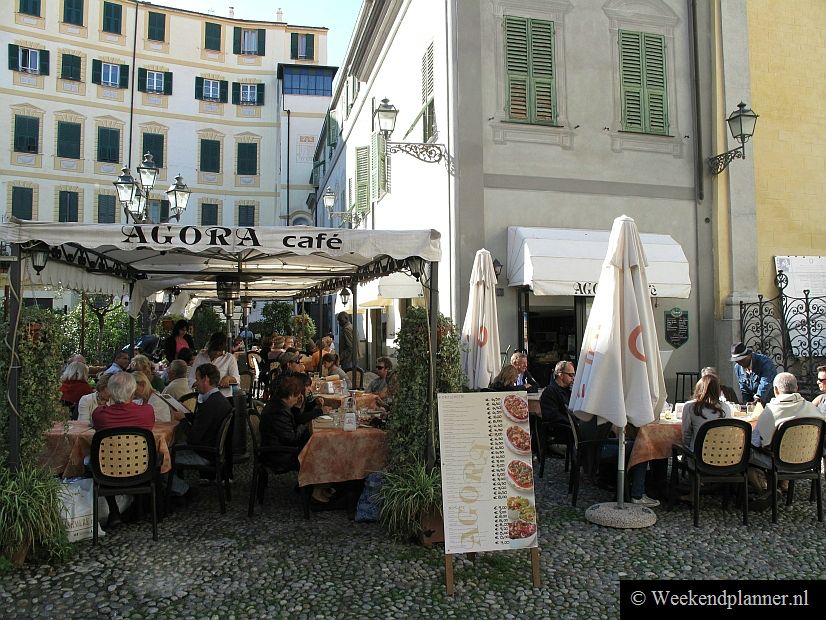 Een restaurant in de oude wijk La Pigna bij het plein Piazza Eroi Sanremesi.Tip:  De attracties van Sanremo.