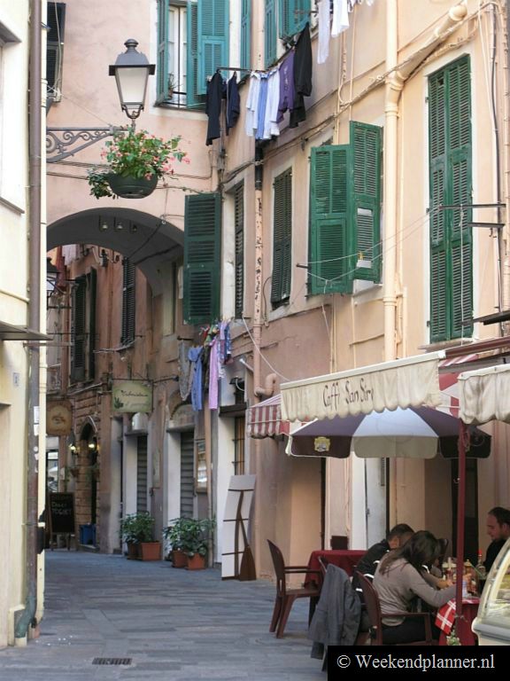 In de middeleeuwse wijk La Pigna liggen smalle straatjes waar je alleen te voet kunt komen. Er zijn kleine winkeltjes en veel restaurantjes. Tussen 12:30 en 15:30 uur zijn de meeste winkels in San Remo gesloten. Daarna zijn ze wel tot 20:30 uur geopend.