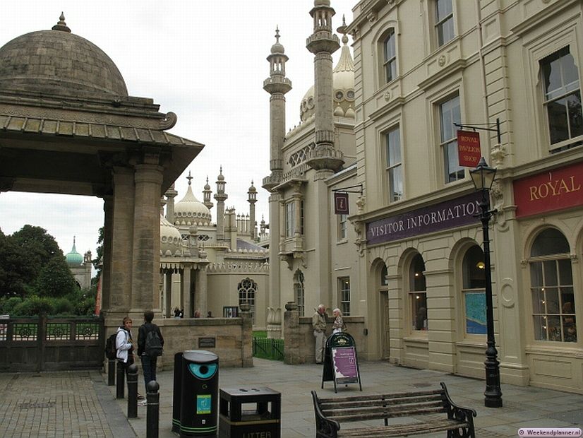 Het  Royal Pavilion werd gebouwd voor prins George IV. Het gebouw ligt te midden van grote tuinen in het centrum van Brighton. Het toeristenbureau ligt naast het  Royal Pavilion.  Tips: De  attracties van Brighton.