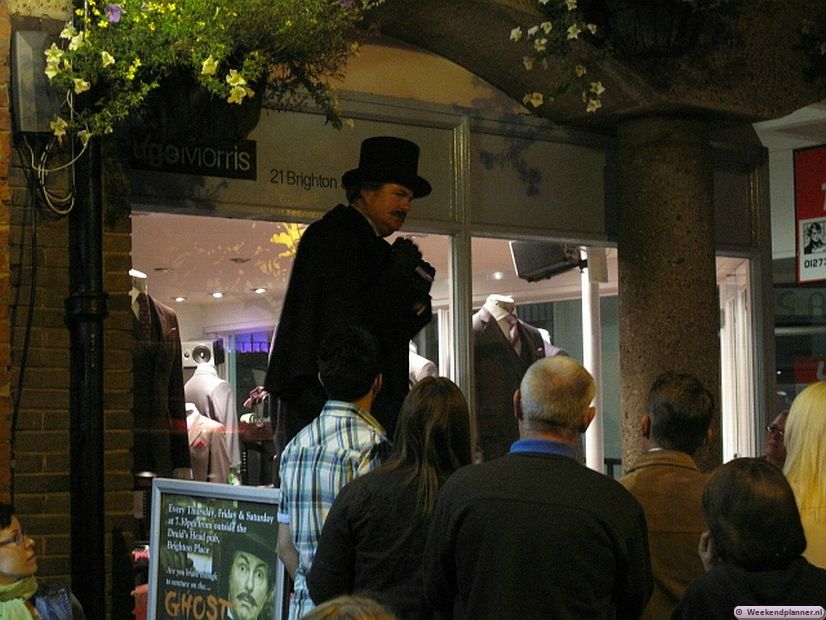 Het pleintje Brighton Place is het startpunt van de Ghost Walk. Een spooktocht door de Lanes. Je gids leidt je naar acht plaatsen waar het spookt.  De wandeling is van dinsdag tot en met zaterdag om 19:30 uur en duurt iets langer dan een uur.