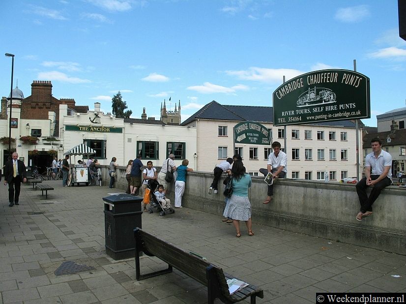 Dit is de brug in Silver Street. Op de brug staan studenten die zich aanbieden als gondelier. Je kunt ook zelf beneden op de kade bij de kiosk een vlet (een zogenaamde punt) huren.  Kaartjes voor een boottocht in Cambridge.