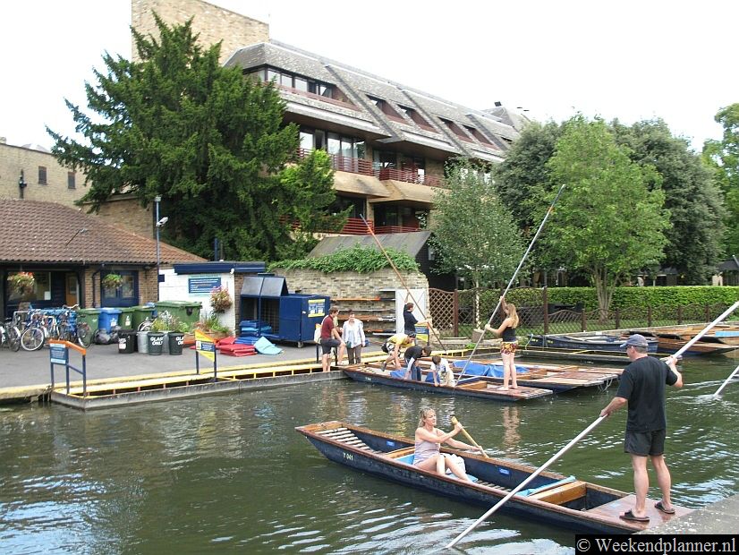 Je kunt in Cambridge een punt (vlet) huren met en zonder gondelier. Op de achtergrond zie je het hotel Doubletree by Hilton aan het water liggen. Tips:  De hotels in Cambridge.