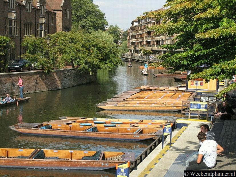 Op een zonnige dag is het pleintje naast de brug in Bridge Street een leuke plek om aan het water te zitten en te kijken naar de voorbijvarende bootjes.  De attracties van Cambridge.
