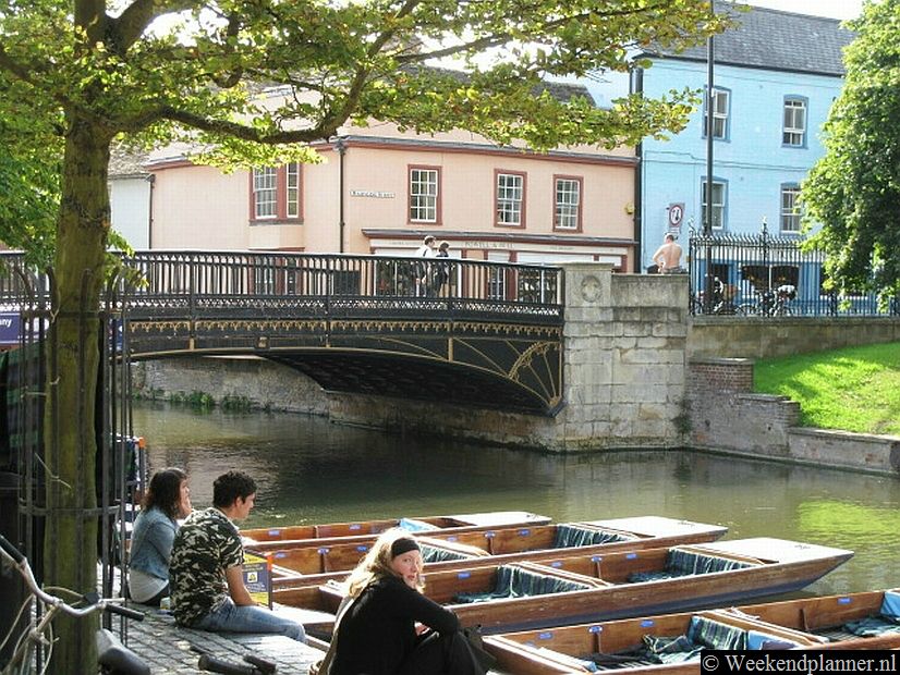 Dit is de brug in Bridge Street in het centrum van Cambridge.  Foto's van de binnenstad van Cambridge.