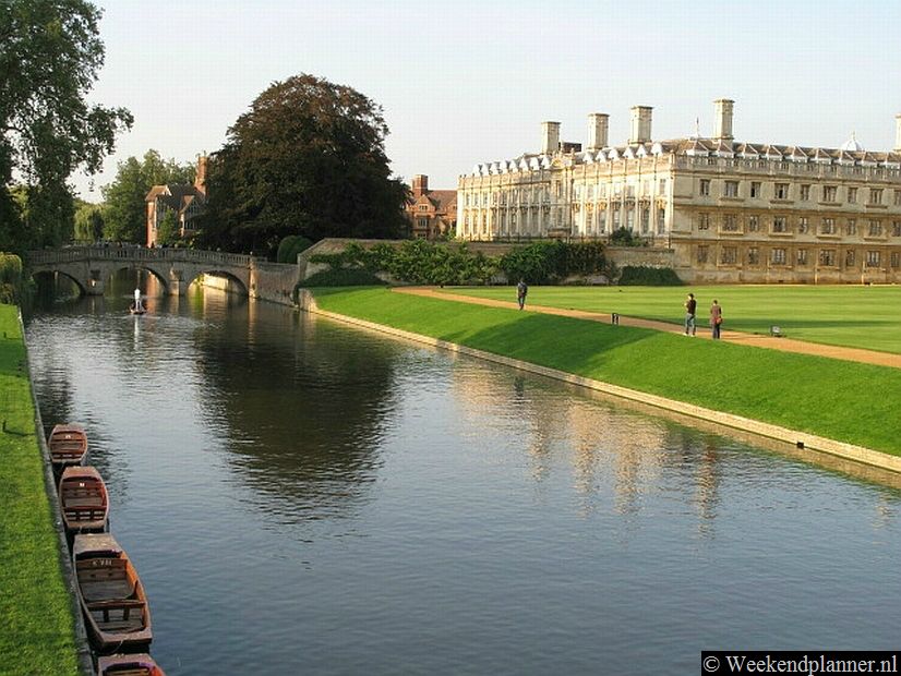 Vanaf het water heb je een prachtig uitzicht op de grote tuinen aan de achterzijde van de colleges. Foto's van de binnenstad van Cambridge.