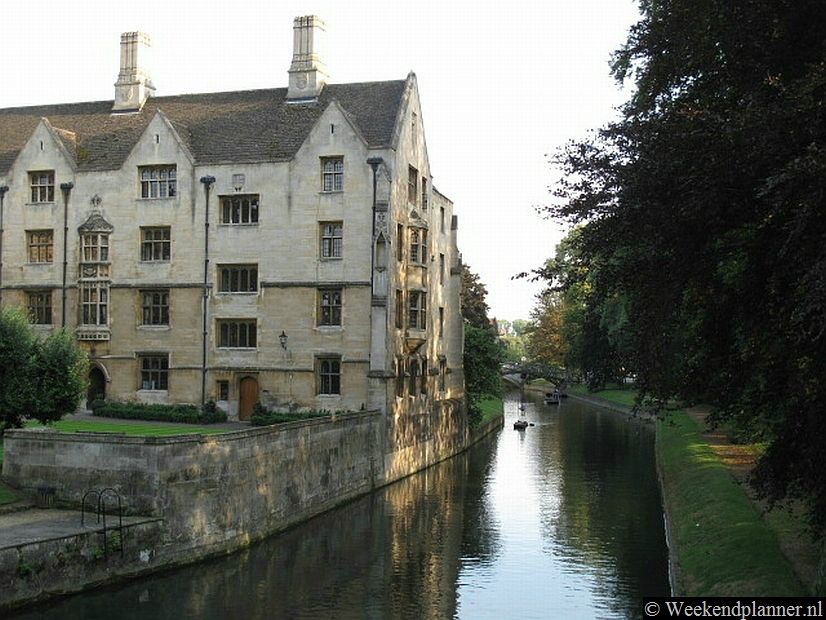 Vanaf de rivier krijg je een heel ander beeld van de colleges dan vanaf de straat. Tips:  De attracties van Cambridge.