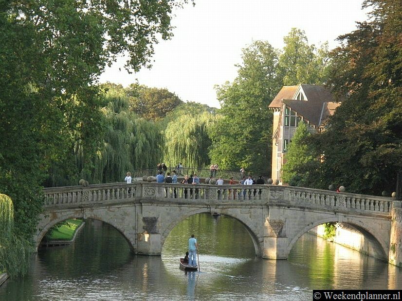 De rivier Cam stroomt door het centrum van Cambridge langs de achterzijde van veel colleges. In Cambridge varen studenten je in een traditionele punter. Tips:  Een weekend in Cambridge.