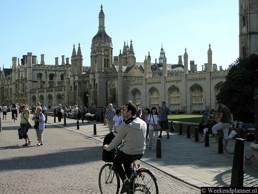 De universiteitsstad Cambridge heeft een mooi historisch centrum. Op de foto zie je King's Parade met één van de mooiste colleges van Cambridge,  King's College (1441). Er zijn in totaal 31 van dit soort colleges in Cambridge. Tips:  Overnachten in Cambridge.
