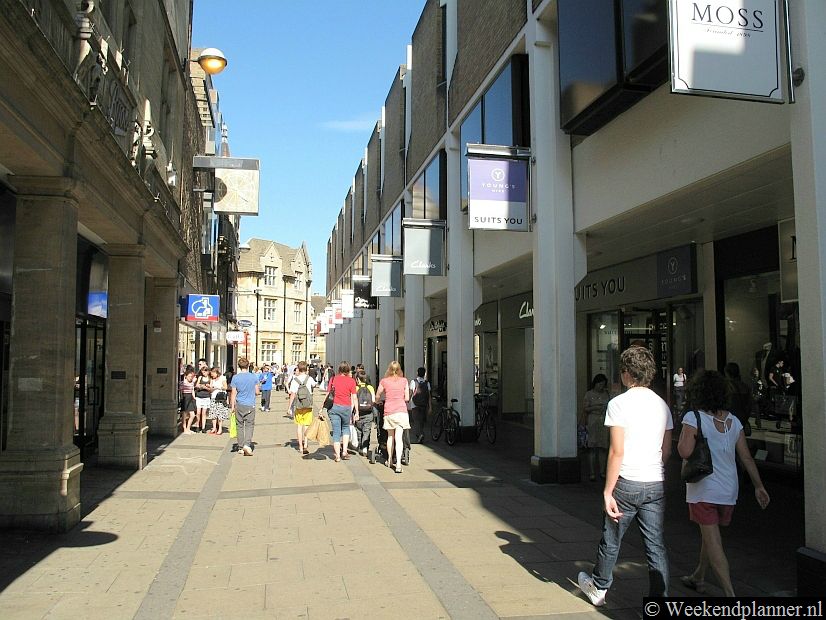 Dit is de winkelstraat Petty Cury in het centrum van Cambridge.  Petty Curry is populair bij shoppers maar voor leuke kleine winkeltjes kun je beter naar het nabij gelegen Sussex Street, Bridge Street of Magdalene Street gaan. Tips:  Shoppen in Cambridge.