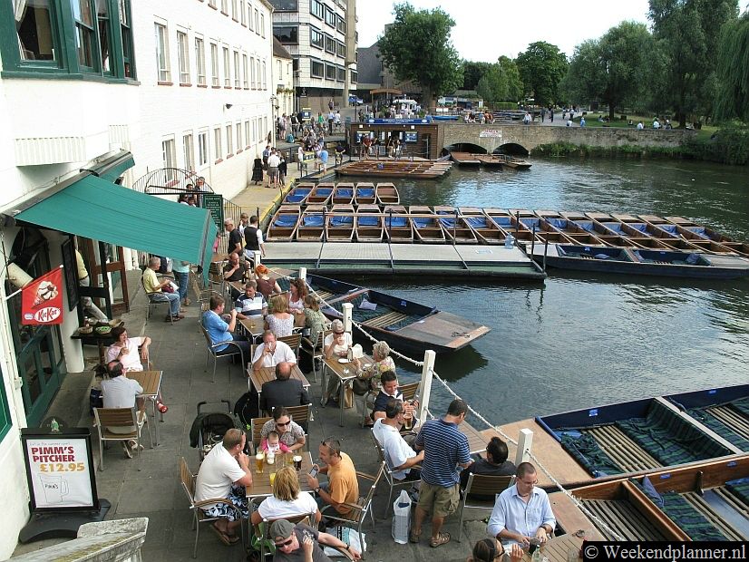 De rivier Cam stroomt door het centrum van Cambridge. Bij de brug in Silver Street kun je punters (vletten) huren om daarmee langs de colleges te varen. Er zijn boten met en zonder "gondelier" te huur.  Foto's van boottochten door Cambridge.