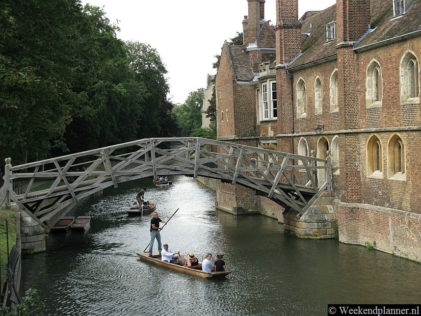 Met de platte bootjes vaar je langs veel colleges. Veel studenten verdienen bij als gondelier. Op de foto zie je de Mathematical Bridge aan de achterzijde van Queens College.  Foto's van boottochten door Cambridge.