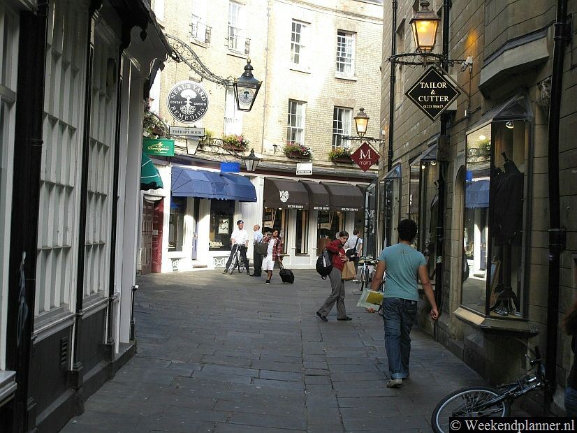 Trinity Street  is een smal winkelstraatje tussen Market en Trinity Street.  Een vergelijkbaar winkelstraatje is een andere zijstraat van Trinity Street, Green Street. Tips:  Shoppen in Cambridge.