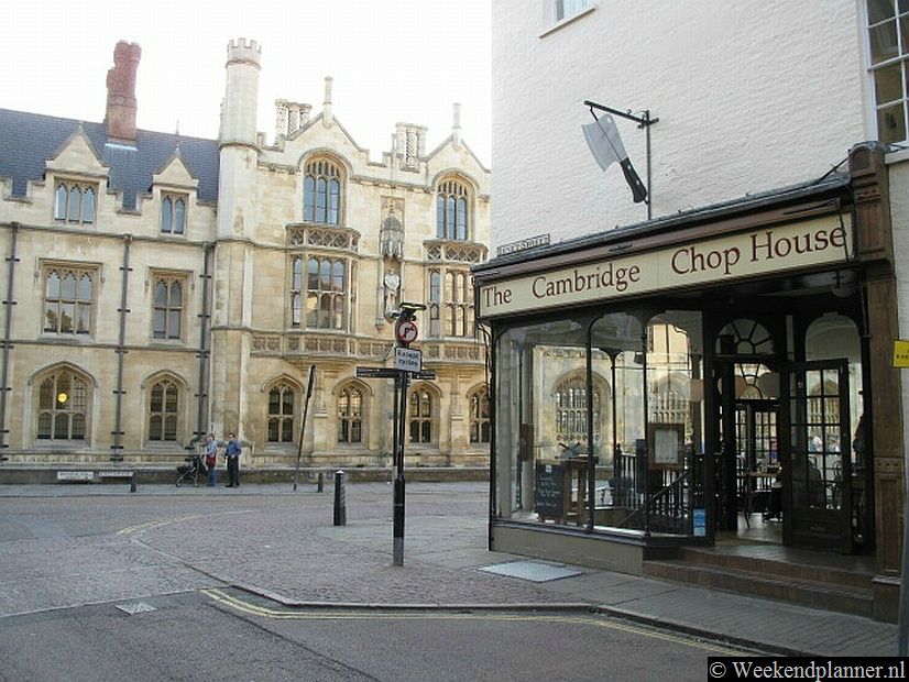 Het restaurant The Cambridge Chop House ligt op de hoek van King's Parade en Bene't Street. Het is een uitstekend restaurant en de prijzen zijn redelijk. Als je buiten op het terras gaat zitten heb je een mooi uitzicht op King's College.  Uitgaan in Cambridge.