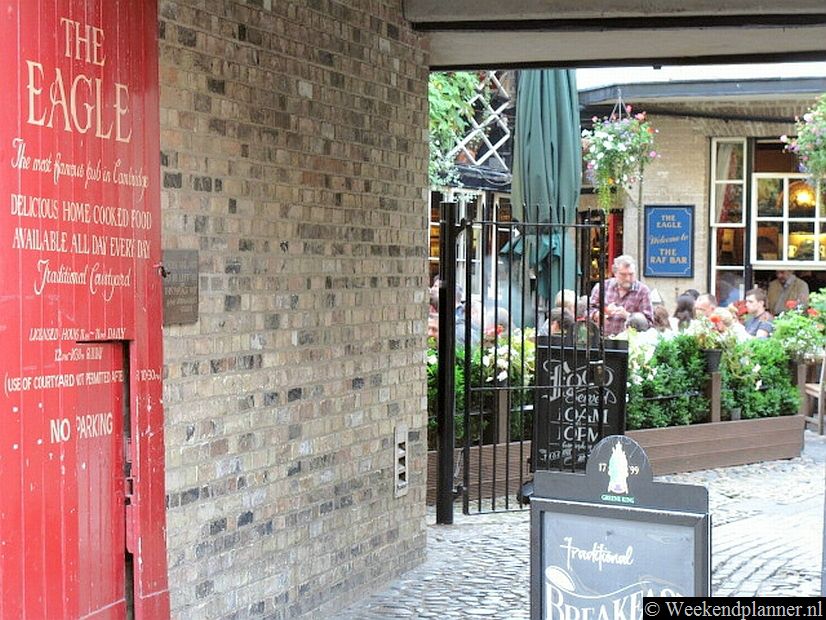 The Eagle uit 1667 is een grote pub in het centrum van Cambridge.  Adres: Bene't Street 8, vlakbij King's Parade.Tips:  Uitgaan in Cambridge.