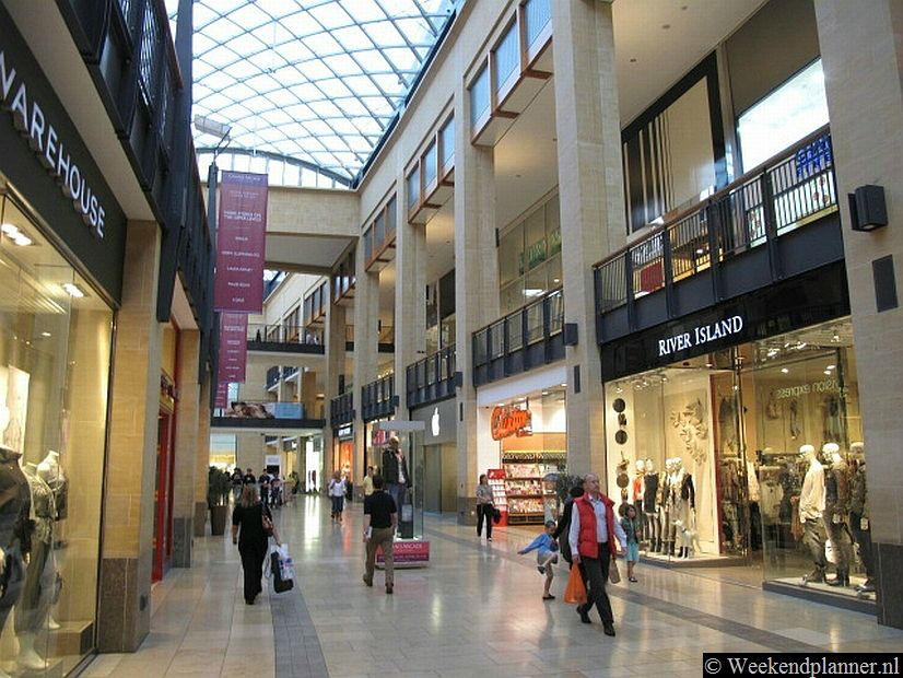 In de Grand Arcade zijn ongeveer 50 winkels en restaurants gevestigd. Het winkelcentrum ligt in het centrum van de stad en er is een grote parkeergarage. Adres: St Andrew's Street.Tips:  Shoppen in Cambridge.