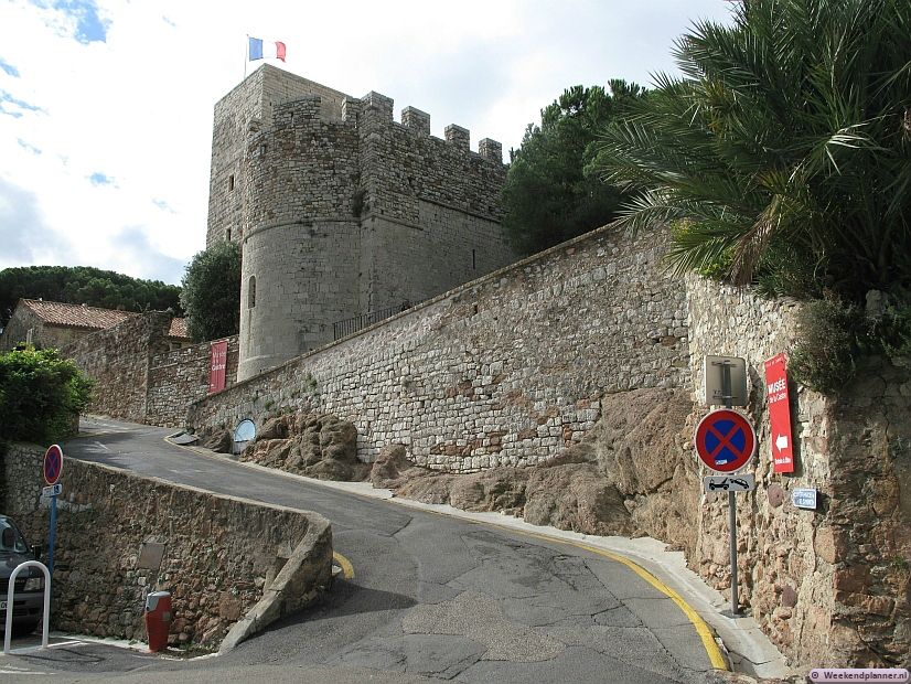 Het kasteelmuseum Le musée de la Castre ligt op de top van de heuvel Suquet. Behalve voor het museum en de kerk gaan ook veel toeristen naar boven voor het prachtige uitzicht over Cannes.