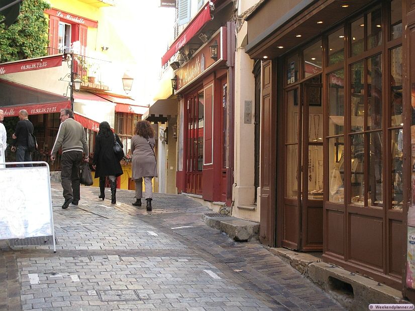 In de avond is het meestal druk in Le Suquet met toeristen die komen eten. Vooral in Rue St Aintoine zijn veel restaurantjes.Tips: De attracties van Cannes.
