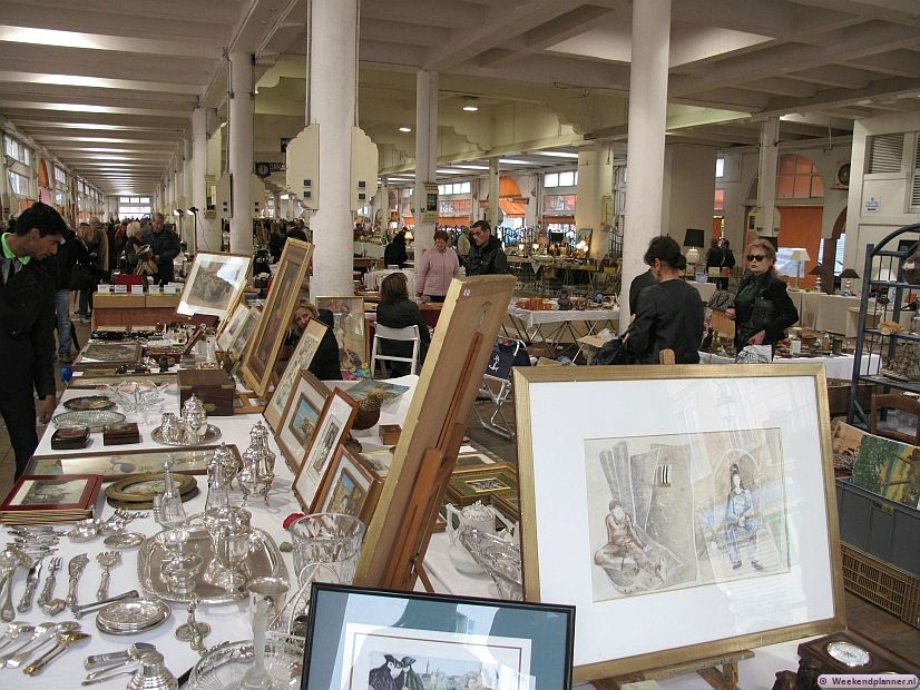 In de markthal Marche Forville is iedere maandag een antiekmarkt. In de zomer is er op zaterdag ook een antiekmarkt  bij de oude haven van Cannes.Foto's van het oorspronkelijke vissersdorp Cannes.