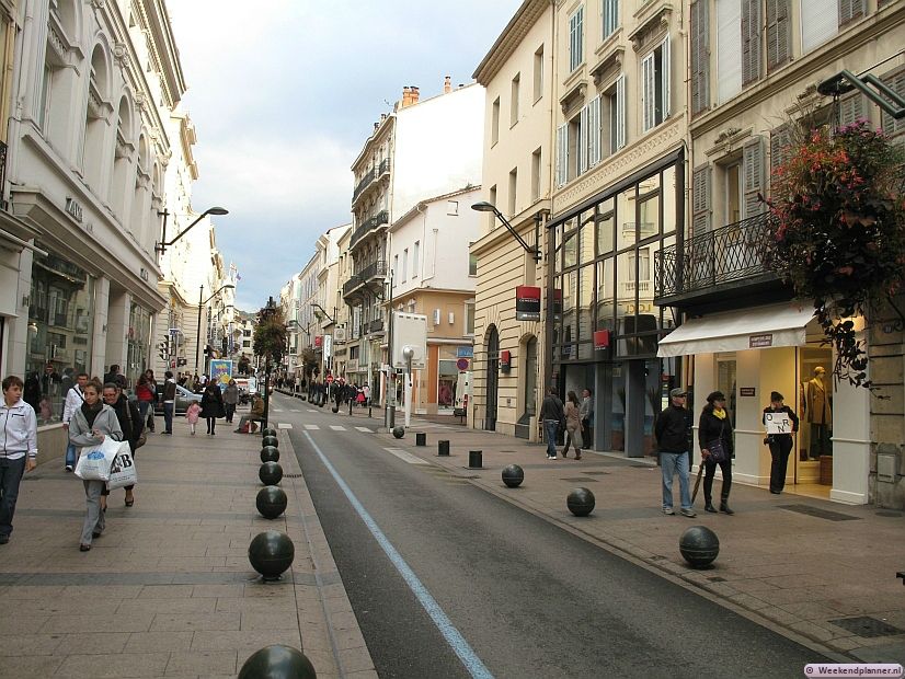 De winkelstraat Rue d'Antibes is één van de meest bekende winkelstraten van Cannes.  De  winkelstraat loopt dwars door de binnenstad parallel aan de boulevard. Meer foto's van Cannes.