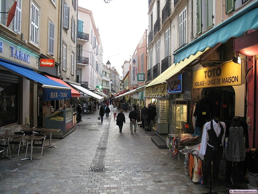 Op en rond de winkelstraat Rue Meynadier liggen de goedkopere winkeltjes. Hier kun je ook goedkoop eten en er zijn leuke kleine winkels.Tips: Een weekend in Cannes.