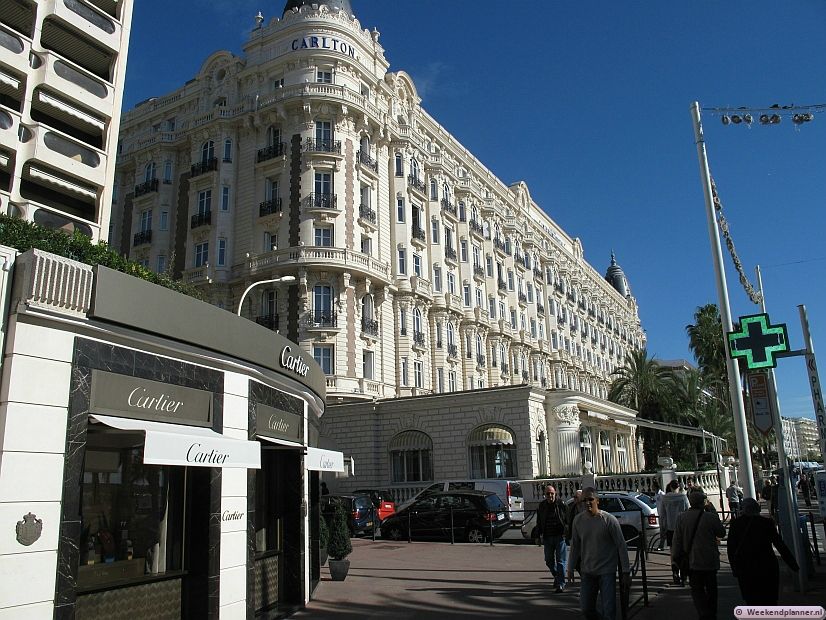 Aan de Boulevard de la Croisette zijn vooral winkels van de dure merken gevestigd. Er zijn tussen de hotels ook enkele bijzondere kunstgalerieën en antiekwinkels te vinden. Tips: De luxe hotels van Cannes.
