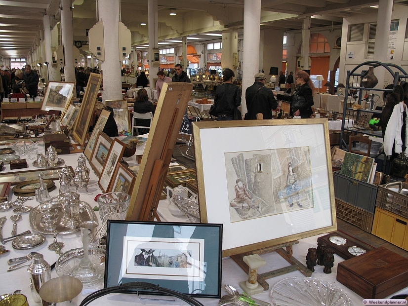 De markthal Marche Forville is een mooie markt in het historische centrum van Cannes, Le Suquet. Iedere maandag is er een antiekmarkt. Op de andere dagen is er tot 13.00 uur een kleurrijke groente- en fruitmarkt. Foto's van Le Suquet.