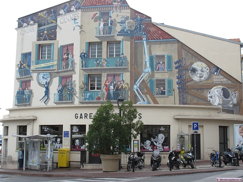 Dit is het beschilderde busstation bij de jachthaven in het centrum van Cannes. Hier vertrekken bussen naar de andere badplaatsen aan de Côte d'Azur. Het gebouw laat zien dat Cannes bekend is van het jaarlijkse filmfestival in mei.
