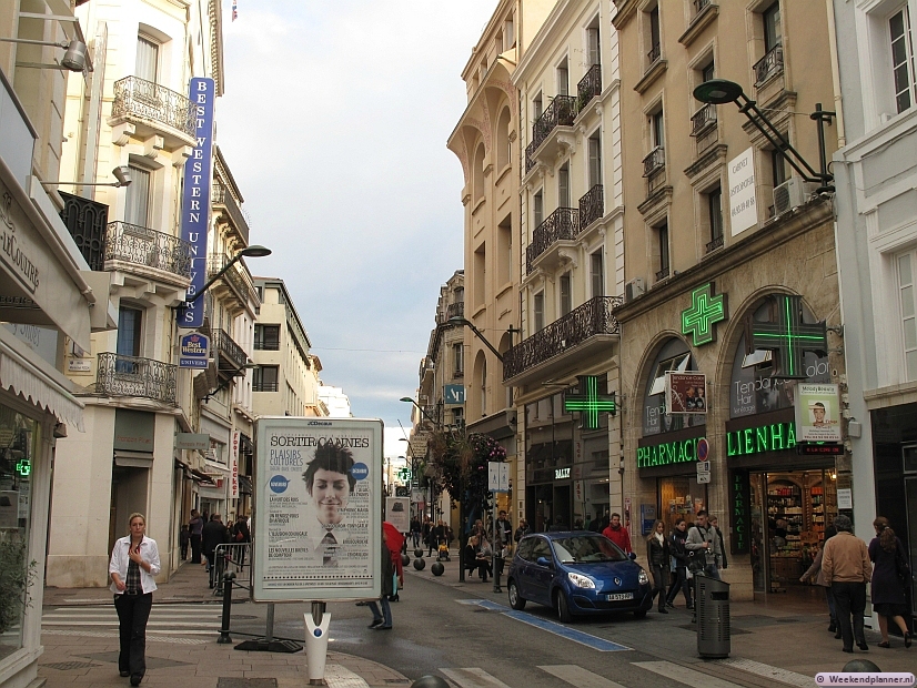 Dit is de meest bekende winkelstraat in de binnenstad van Cannes, de Rue d'Antibes. Tips: Winkelen in Cannes.