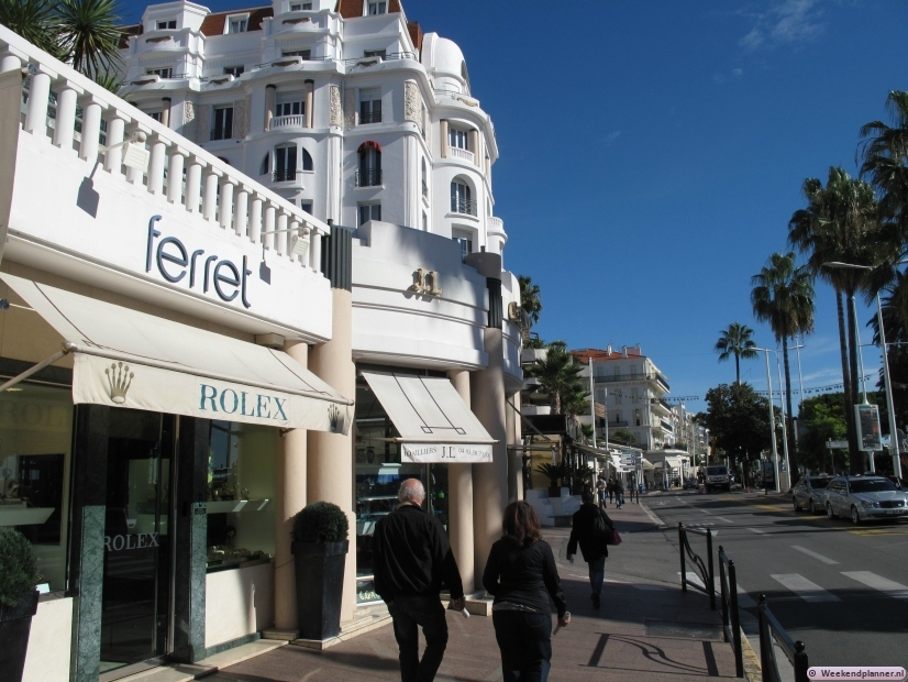 Dit is de beroemde Boulevard de la Croisette. Hier vind je chique winkels en de grote hotels op de mooiste plek van Cannes aan het strand. Tips: De Boulevard de la Croisette.