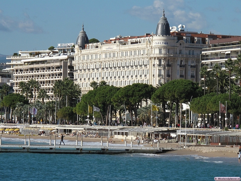 Het Carlton Hotel is het mooiste hotel van Cannes. Het hotel heeft een eigen aanlegsteiger en een eigen strand. Tips: Bijzondere hotels in Cannes.