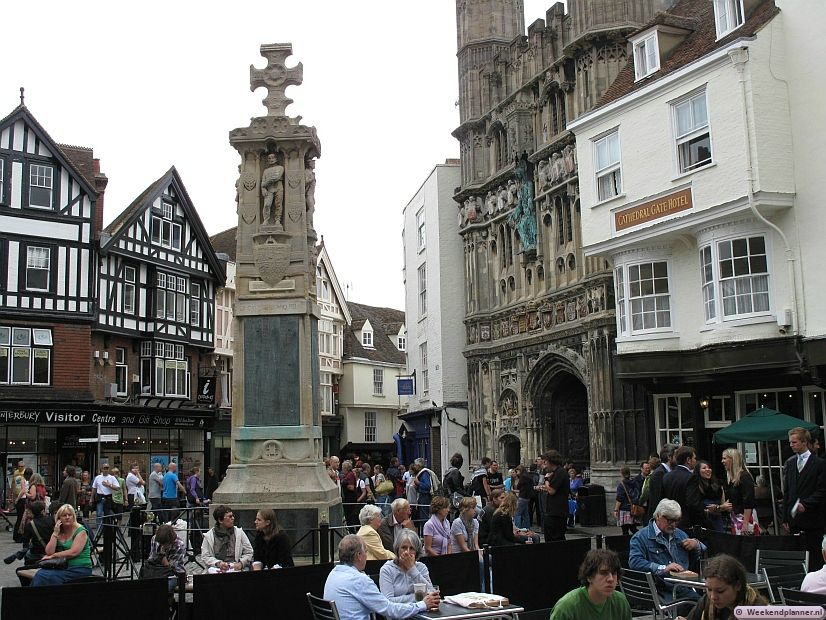 De ingang van de katheraal ligt naast het Cathedral Gate Hotel aan het plein Butter Market in de winkelstraat Burgate. Tips: De attracties van Canterbury.