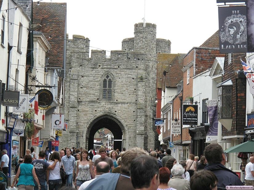 De winkelstraat St. Peter's Street en de oude stadspoort Westgate. De St. Peter's Street loopt dwars door het historische centrum van Canterbury. Tips: Een weekend in Canterbury.