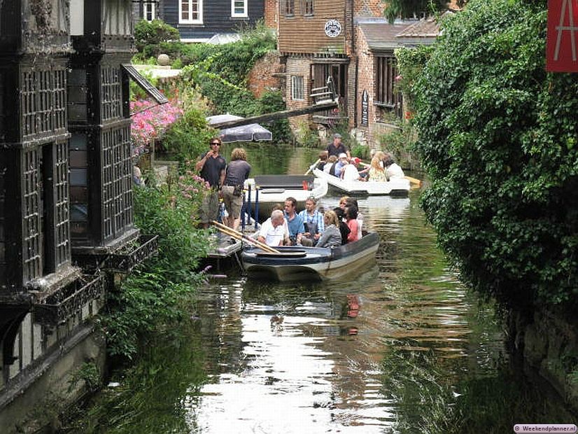 Met deze kleine bootjes krijg je een rondvaart over het riviertje dat door het centrum van Canterbury stroomt. De opstapplaats is in High Street bij het Old Weaver's House. 