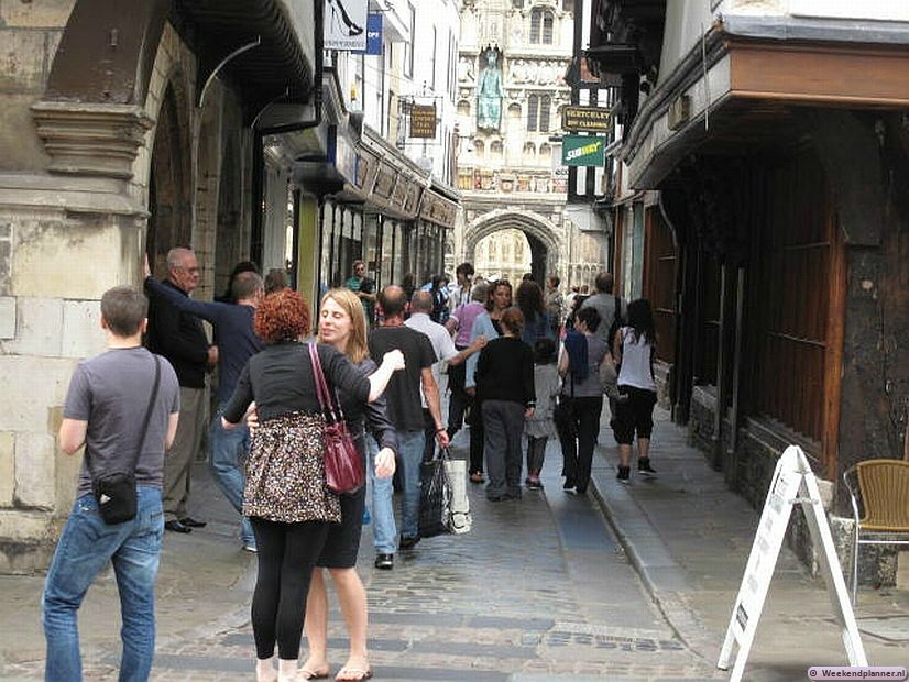 Één van de vele zijstraatjes van de winkelstraat High Street leidt naar de katheraal. Tips: De attracties van Canterbury.