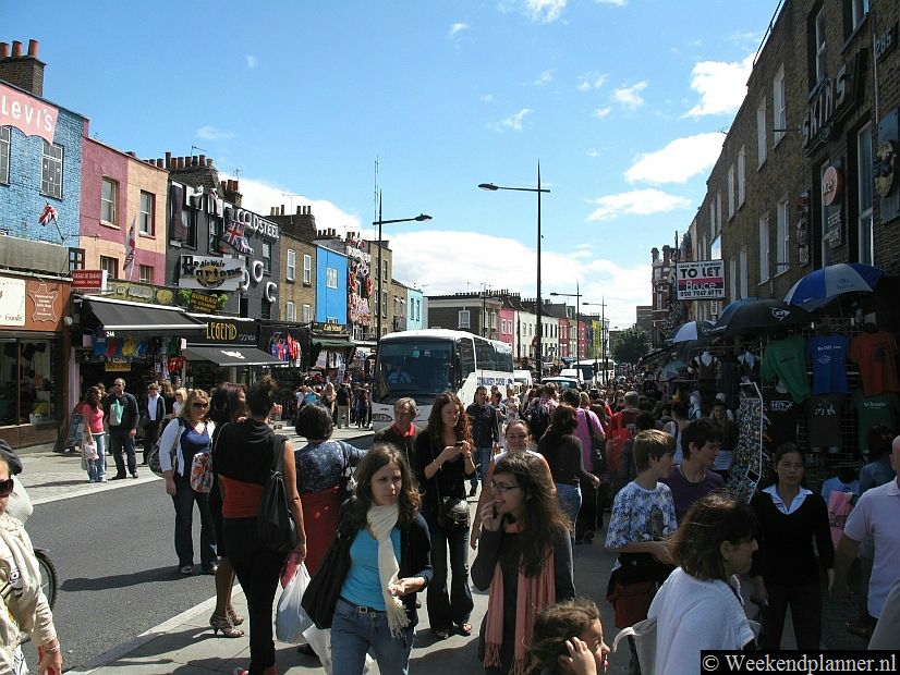 In Camden Town zijn veel winkels in de stijl van de markten. De Camden Market is gemakkelijk te vinden. Volg vanuit het metrostation Camden Town gewoon de menigte richting de markten bij de sluis van Camden. Tips:  Meer over Camden Town.