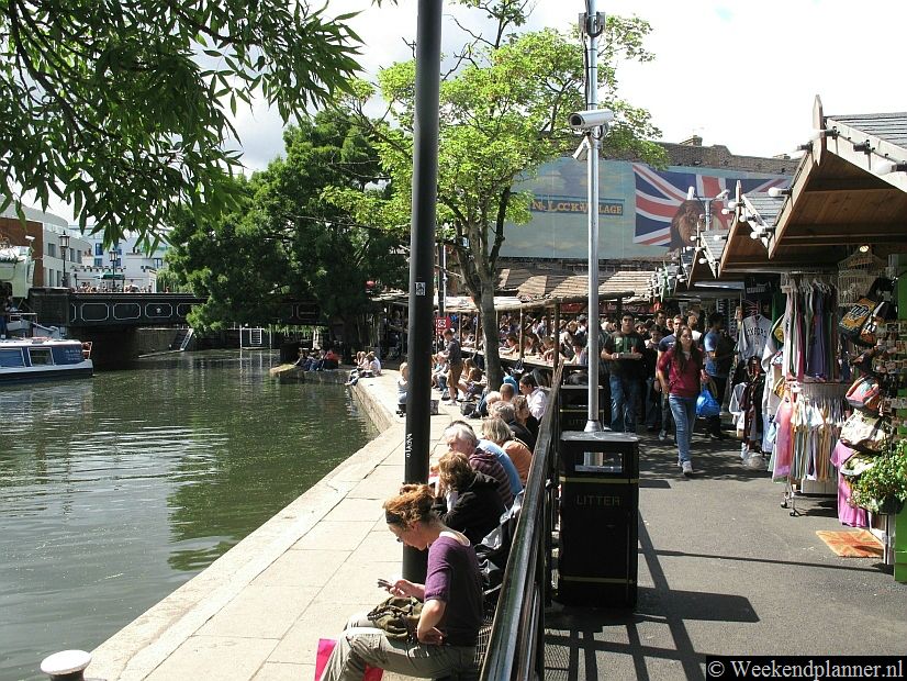 De markt Camden Lock Village ligt naast de sluis. Je kunt er snacks en drinken kopen en bij het kanaal opeten. Verder zijn er kraampjes met o.a. t-shirts, sieraden en bric-a-brac.Tips:  De attracties van Camden Town.